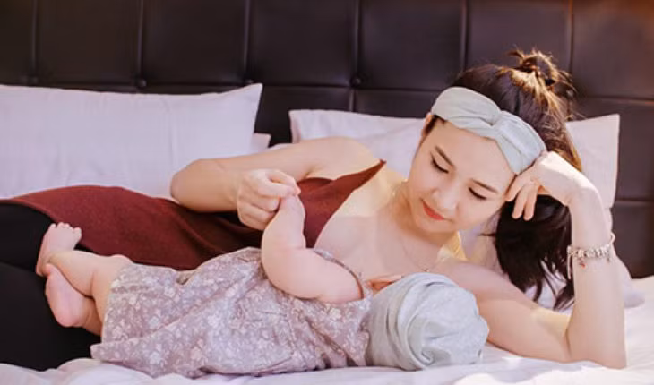 Trẻ bỏ bú nếu mẹ trang điểm quá đậm