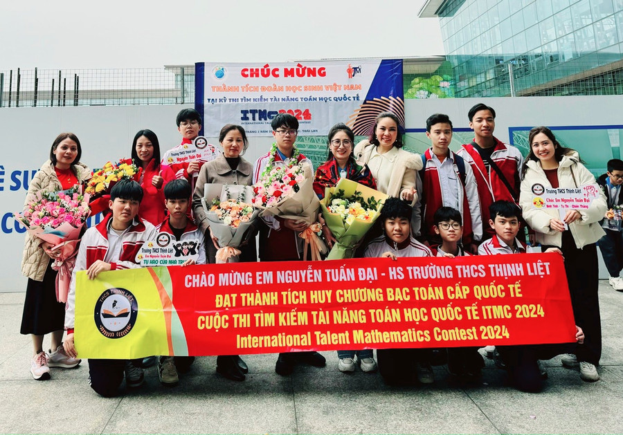 Thầy cô và các bạn chào đón nam sinh Nguyễn Tuấn Đại sau khi hoàn thành cuộc thi ITMC 2024.