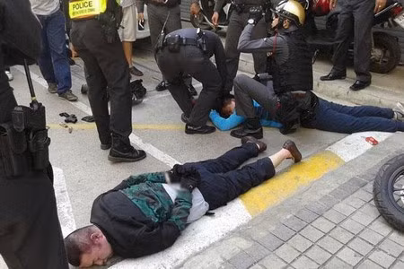  Những tên cướp đang bị cảnh sát khống chế sau khi thực hiện vụ cướp thất bại 