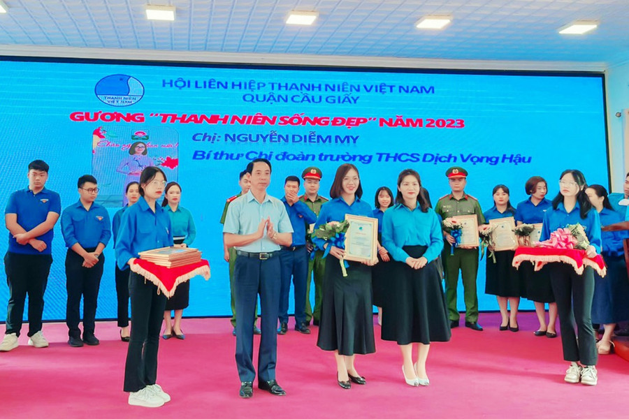 Cô Diễm My nhận khen thưởng gương “Thanh niên sống đẹp” năm 2023. Cô Diễm My nhận khen thưởng gương “Thanh niên sống đẹp” năm 2023.