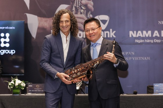 Nghệ sĩ Kenny G đã gửi tặng ban tổ chức chiếc kèn saxophone để thực hiện đấu giá quyên góp cho dự án Good Morning Việt Nam. Ảnh: HÒA NGUYỄN. Nghệ sĩ Kenny G đã gửi tặng ban tổ chức chiếc kèn saxophone để thực hiện đấu giá quyên góp cho dự án Good Morning Việt Nam. Ảnh: HÒA NGUYỄN.