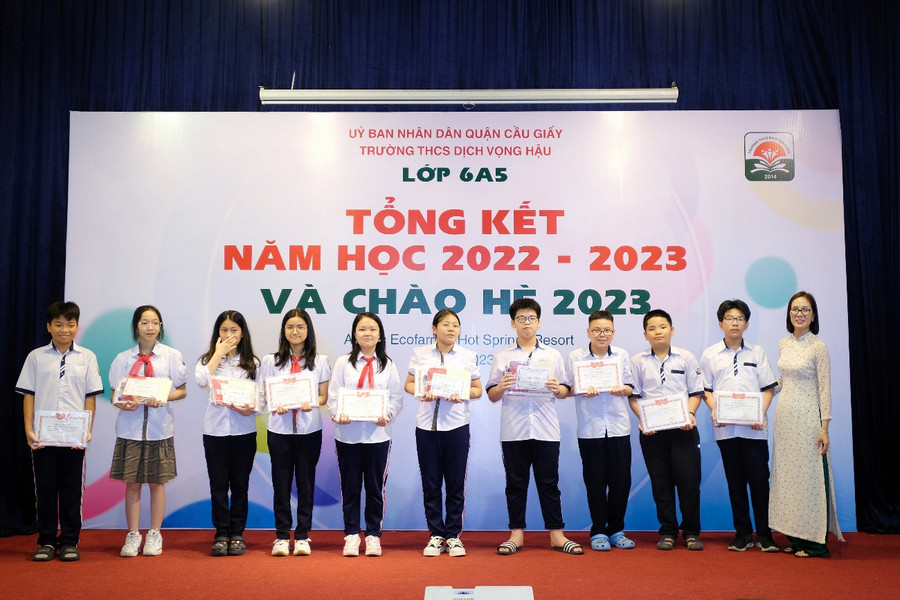 Cô giáo Nguyễn Diễm My tại một buổi Lễ tổng kết năm học đầy sáng tạo. Cô giáo Nguyễn Diễm My tại một buổi Lễ tổng kết năm học đầy sáng tạo.