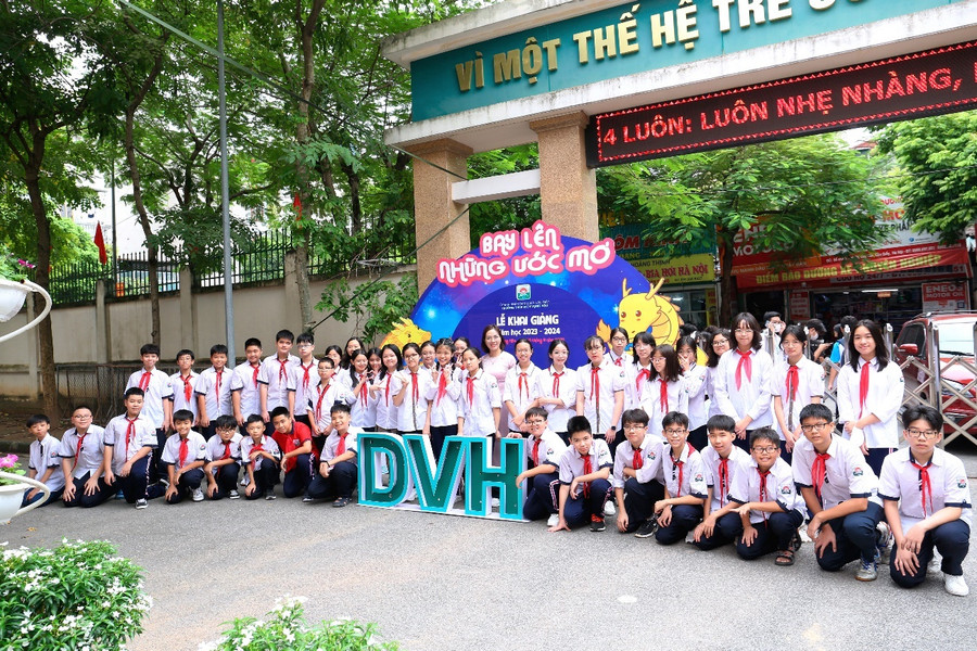 Cô giáo Nguyễn Diễm My và các bạn học sinh trong ngày khai trường. Cô giáo Nguyễn Diễm My và các bạn học sinh trong ngày khai trường.
