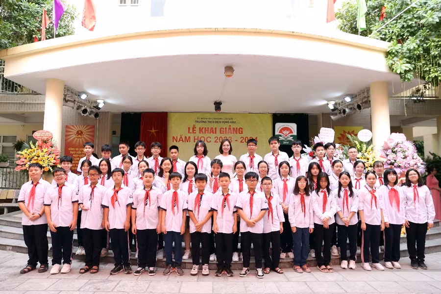 Cô giáo chủ nhiệm cùng các bạn học sinh lớp 7A5 (2023 - 2024). Cô giáo chủ nhiệm cùng các bạn học sinh lớp 7A5 (2023 - 2024).