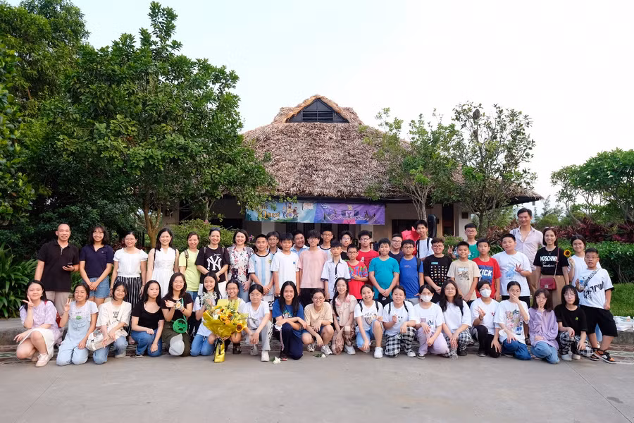 Cô thường xuyên phối hợp với phụ huynh tổ chức các hoạt động ngoại khóa. Cô thường xuyên phối hợp với phụ huynh tổ chức các hoạt động ngoại khóa.