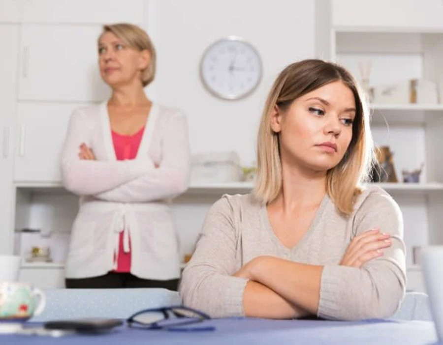 Bất cứ khi nào mẹ chồng muốn giúp đỡ bạn, hãy chấp nhận, ngay cả khi bạn không cần. (Ảnh: ITN). Bất cứ khi nào mẹ chồng muốn giúp đỡ bạn, hãy chấp nhận, ngay cả khi bạn không cần. (Ảnh: ITN).