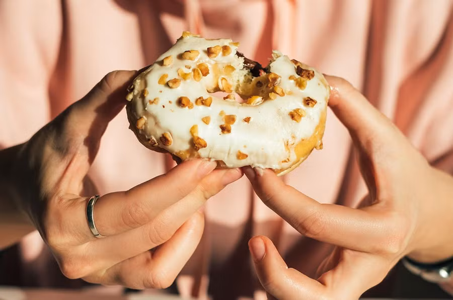 Bất cứ ai cũng đều được hưởng lợi từ việc hạn chế ăn đường, đặc biệt nếu họ bị viêm khớp. (Ảnh: ITN)