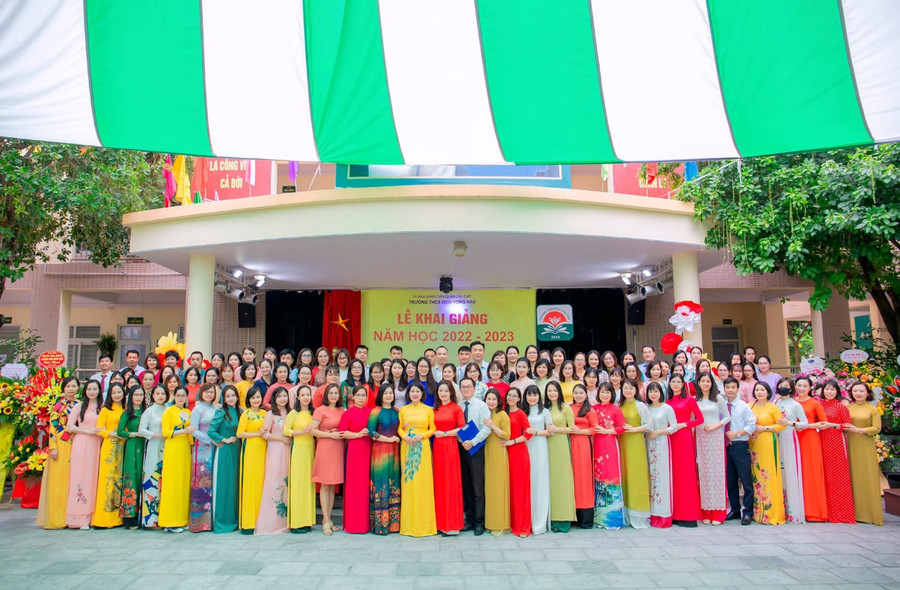 Cô giáo Nguyễn Diễm My cùng các đồng nghiệp tại Trường THCS Dịch Vọng Hậu. Cô giáo Nguyễn Diễm My cùng các đồng nghiệp tại Trường THCS Dịch Vọng Hậu.