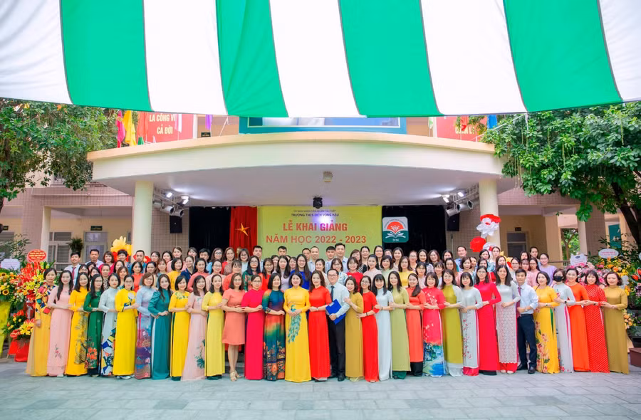 Cô giáo Nguyễn Diễm My cùng các đồng nghiệp tại Trường THCS Dịch Vọng Hậu. Cô giáo Nguyễn Diễm My cùng các đồng nghiệp tại Trường THCS Dịch Vọng Hậu.