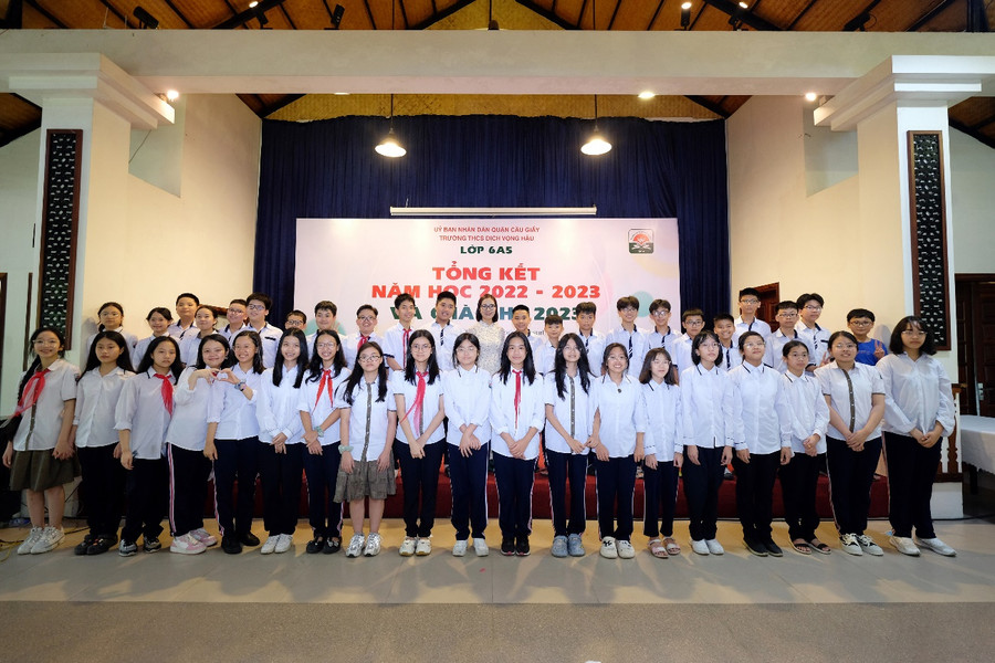 Cô Diễm My cùng các bạn học sinh lớp 6A5 năm học 2022 - 2023. Cô Diễm My cùng các bạn học sinh lớp 6A5 năm học 2022 - 2023.