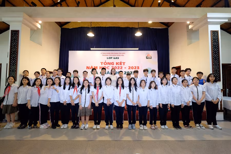 Cô Diễm My cùng các bạn học sinh lớp 6A5 năm học 2022 - 2023. Cô Diễm My cùng các bạn học sinh lớp 6A5 năm học 2022 - 2023.