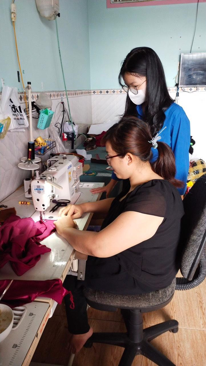 Theo chị Huyền, dạy nghề cho người nghèo là tạo công ăn việc làm cho họ ổn định cuộc sống Theo chị Huyền, dạy nghề cho người nghèo là tạo công ăn việc làm cho họ ổn định cuộc sống