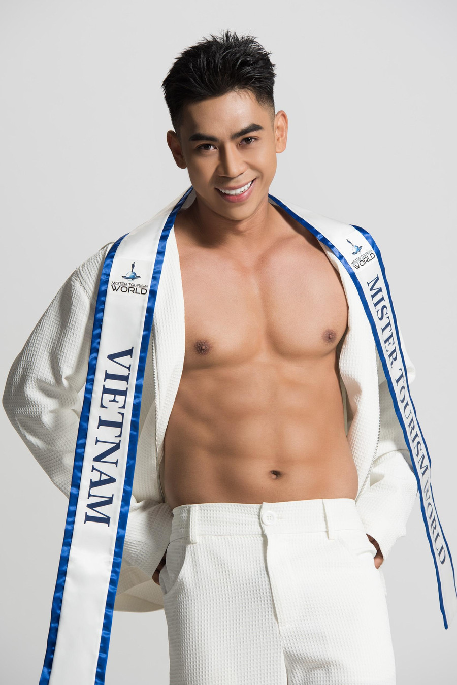 Phùng Phước Thịnh khoe cơ bụng trong bộ ảnh mới thực hiện. Anh sinh năm 1996, cao 1,80 m, nặng 72 kg, số đo ba vòng 105-77-102 cm.