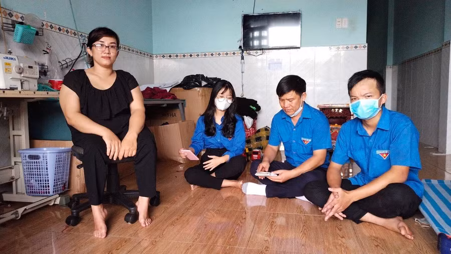 Chị Huyền (áo đen) thường xuyên phối hợp với tổ chức Đoàn để giúp đỡ những hộ nghèo tại địa phương.