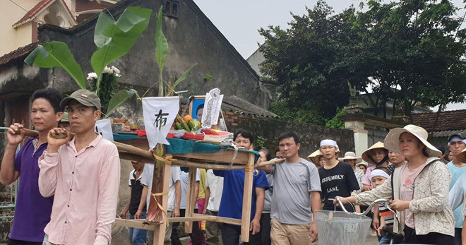 Dòng người tiễn đưa các em học sinh xấu số. Ảnh:Nguyễn Dương. 4 hoc sinh duoi nuoc va nuoc mat cho nhung du dinh do dang hinh anh 1