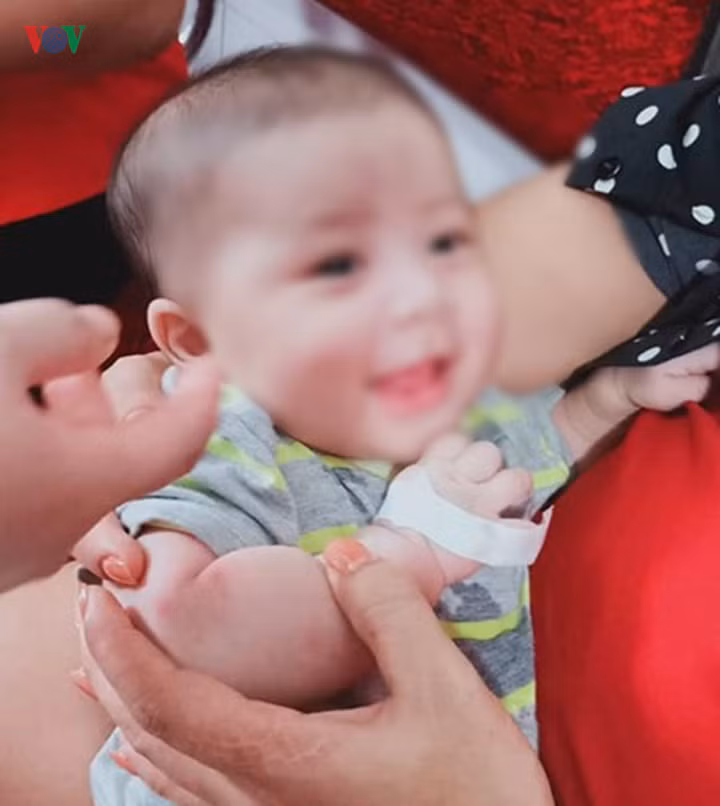 mẹ gửi con gái 3 tháng tuổi cho người lạ rồi bỏ đi biệt tích hình 1 me gui con gai 3 thang tuoi cho nguoi la roi bo di biet tich hinh 1