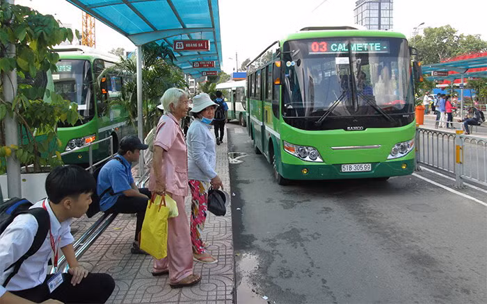 Xe buýt đón khách tại trạm 