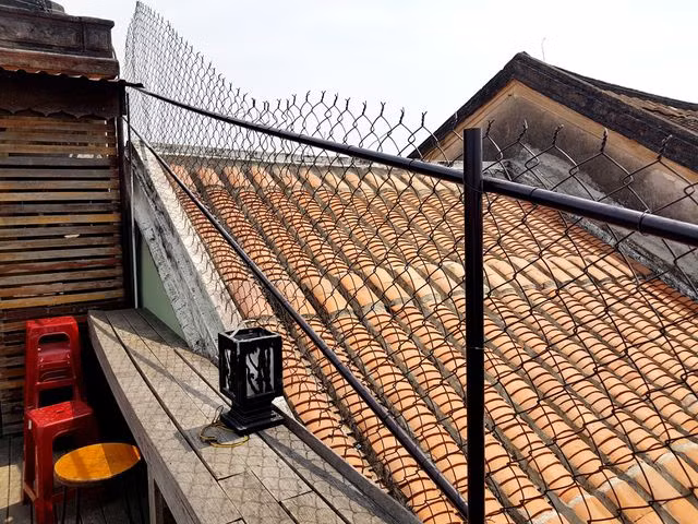 Chụp ảnh trên nhà cổ ở Hội An