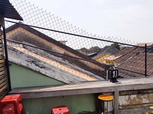 Chụp ảnh trên nhà cổ ở Hội An