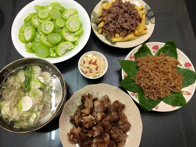 Về muộn, chồng khóc ròng trước mâm cơm vợ để phần 