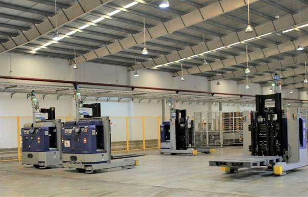 Nhìn các robot LGV tự vận hành trong nhà máy, các em vô cùng thích thú Nhìn các robot LGV tự vận hành trong nhà máy, các em vô cùng thích thú