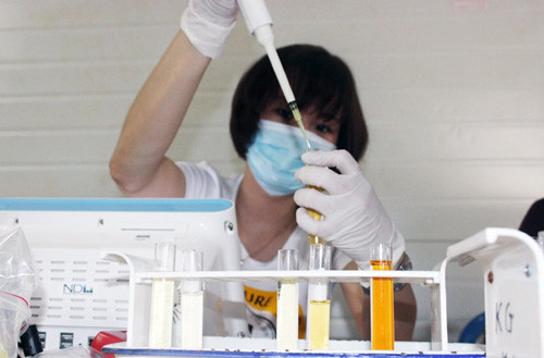 Nhân viên y tế xét nghiệm nhanh các mẫu nước tiểu để kiểm tra nồng độ cồn và ma tuý. Ảnh:Ngọc Hải. Nhân viên y tế xét nghiệm nhanh các mẫu nước tiểu để kiểm tra nồng độ cồn và ma tuý. Ảnh: Ngọc Hải.