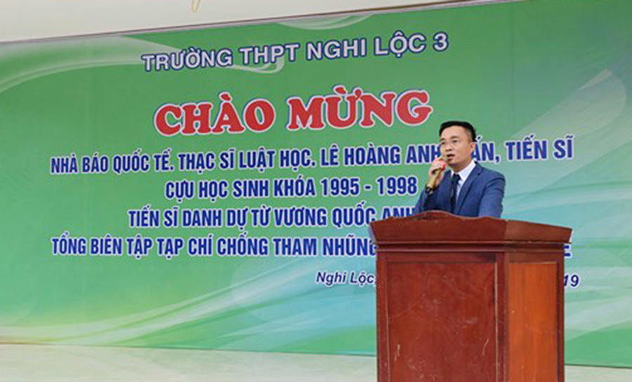 Lê Hoàng Anh Tuấn tự đưa băng rôn đến trường THPT Nghi Lộc 3, Nghệ An với nhiều học hàm, học vị tại buổi lễ Xoá tên ‘nhà báo quốc tế’ Lê Hoàng Anh Tuấn khỏi Hội Nhà báo VN