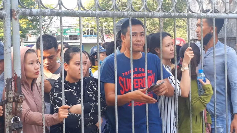 Người dân đứng chật kín ngoài cửa chờ đến lượt mình đăng ký