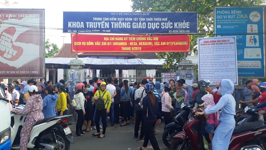 Người dân tập trung đông đảo tại Trung tâm Kiểm soát bệnh tật tỉnh Thừa Thiên Huế để chờ đăng ký tiêm vắc xin 6 trong 1 cho con