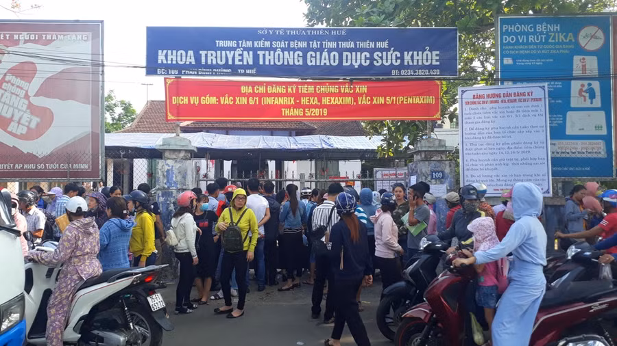 Người dân tập trung đông đảo tại Trung tâm Kiểm soát bệnh tật tỉnh Thừa Thiên Huế để chờ đăng ký tiêm vắc xin 6 trong 1 cho con