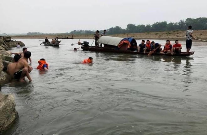 Cảnh sát tìm kiếm 4 học sinh đuối nước hôm 6/5. Ảnh:Quỳnh An. 4 hoc sinh duoi nuoc va nuoc mat cho nhung du dinh do dang hinh anh 4