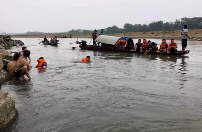Cảnh sát tìm kiếm 4 học sinh đuối nước hôm 6/5. Ảnh:Quỳnh An. 4 hoc sinh duoi nuoc va nuoc mat cho nhung du dinh do dang hinh anh 4