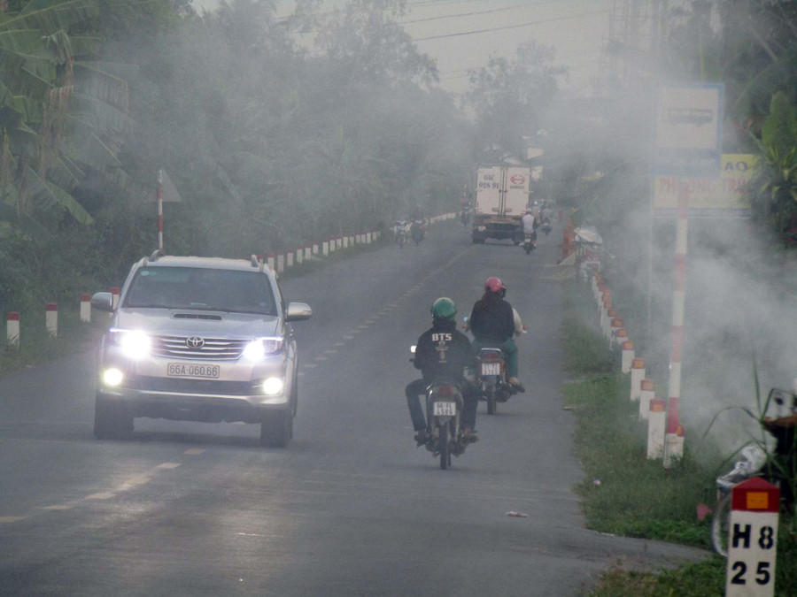 Khói rơm mịt mù trên QL 54 đoạn qua xã Tân Bình, huyện Bình Tân, tỉnh Vĩnh Long (ảnh chụp ngày 5/5) Khói rơm mịt mù trên QL 54 đoạn qua xã Tân Bình, huyện Bình Tân, tỉnh Vĩnh Long (ảnh chụp ngày 5/5)