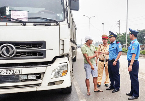 Liên ngành dừng xe kiểm tra đối với lái xe tải sáng 7/5. Ảnh:Ngọc Hải. Liên ngành dừng xe kiểm tra đối với lái xe tải sáng 7/5. Ảnh: Ngọc Hải.