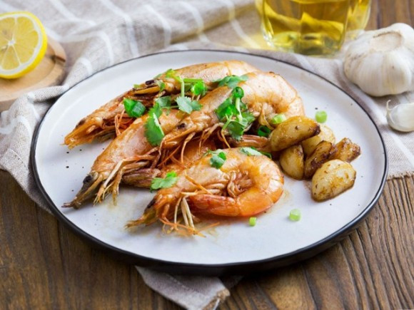 Tôm om tỏi lạ miệng mà ngon ảnh 1