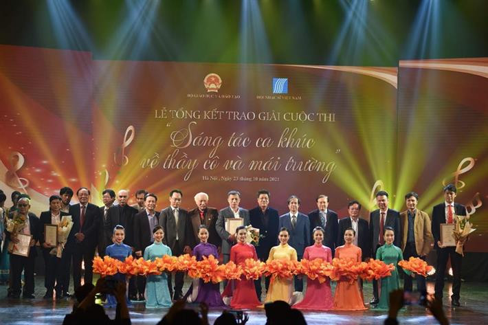 Cuộc thi "Sáng tác ca khúc về thầy cô và mái trường" do Báo GD&TĐ tổ chức. Cuộc thi "Sáng tác ca khúc về thầy cô và mái trường" do Báo GD&TĐ tổ chức.