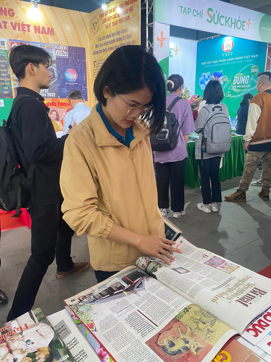 Nhiều chuyên mục của Báo thu hút độc giả.