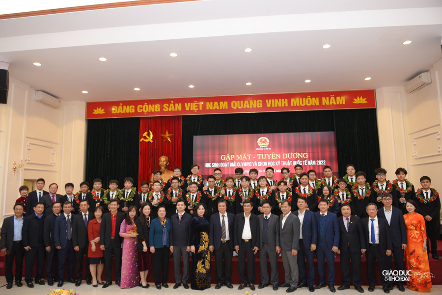 Sự kiện vinh danh học sinh đoạt giải Olympic và Khoa học kỹ thuật quốc tế. Sự kiện vinh danh học sinh đoạt giải Olympic và Khoa học kỹ thuật quốc tế.