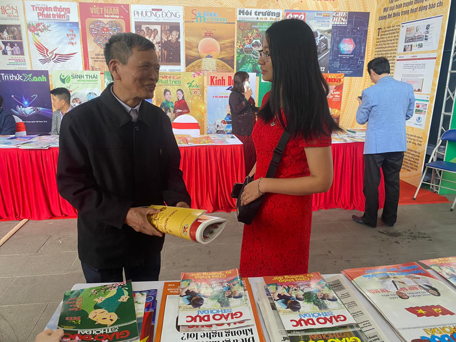 Độc giả quan tâm trao đổi về những thành tựu của ngành Giáo dục.