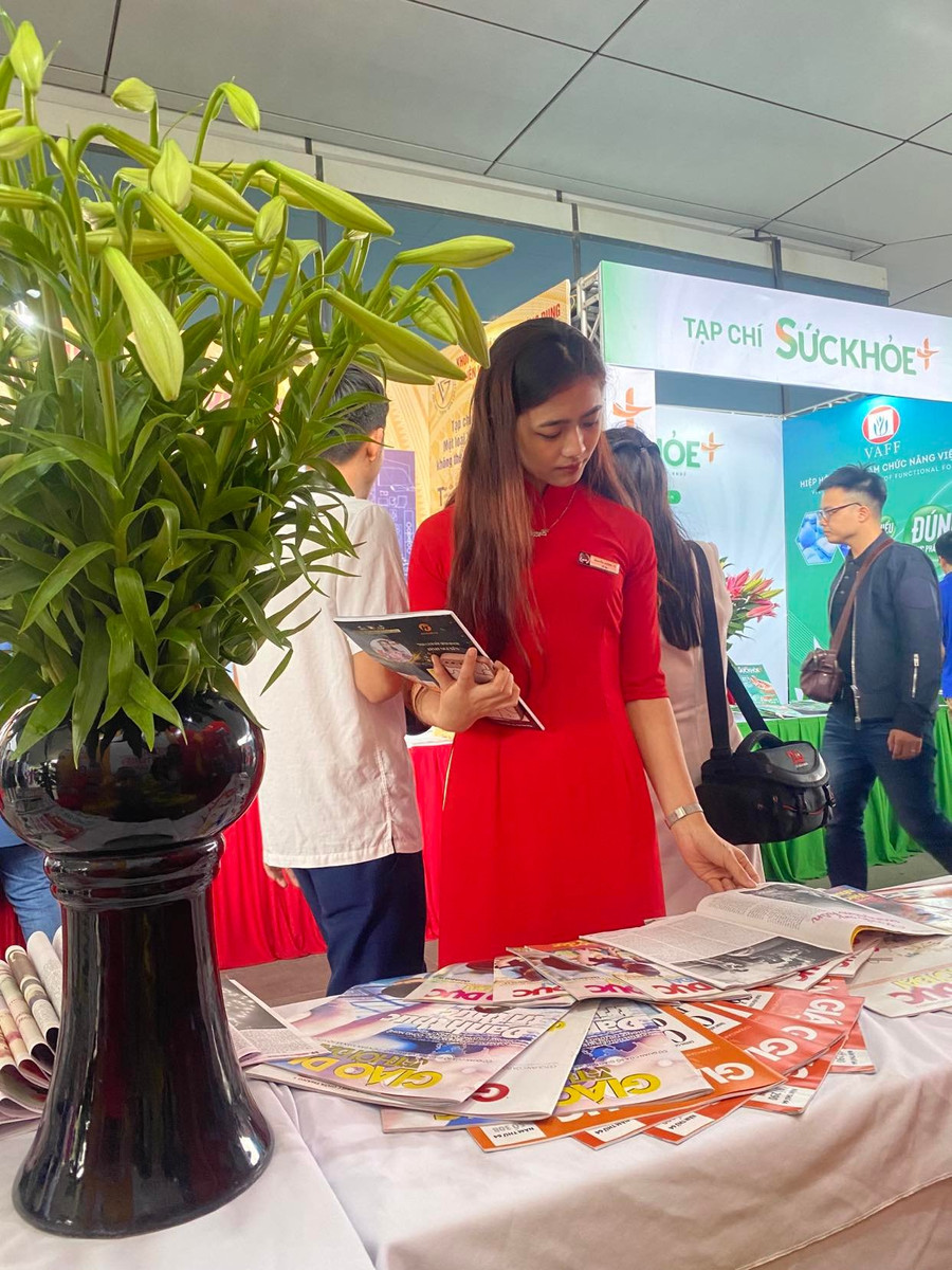 Gian trưng bày của Báo Giáo dục và Thời đại thu hút độc giả.