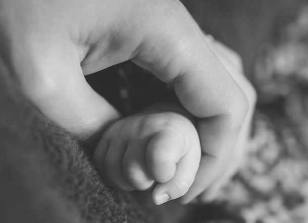 Bố mẹ cho uống mật ong 2 lần mỗi ngày, bé trai 6 tháng tuổi tử vong