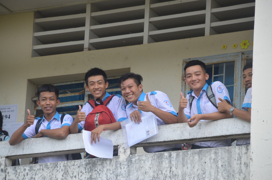Thí sinh điểm thi THPT Mỹ Xuyên tự tin trong ngày làm thủ tục.