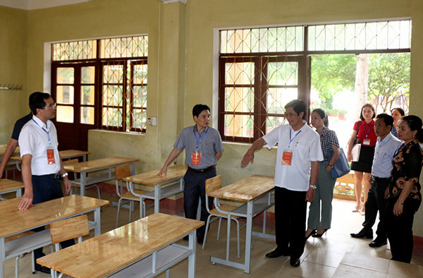 Ban chỉ đạo thi tỉnh Lào Cai kiểm tra công tác chuẩn bị thi tại một điểm thi Ban chỉ đạo thi tỉnh Lào Cai kiểm tra công tác chuẩn bị thi tại một điểm thi
