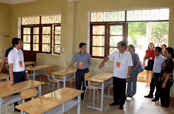 Ban chỉ đạo thi tỉnh Lào Cai kiểm tra công tác chuẩn bị thi tại một điểm thi Ban chỉ đạo thi tỉnh Lào Cai kiểm tra công tác chuẩn bị thi tại một điểm thi