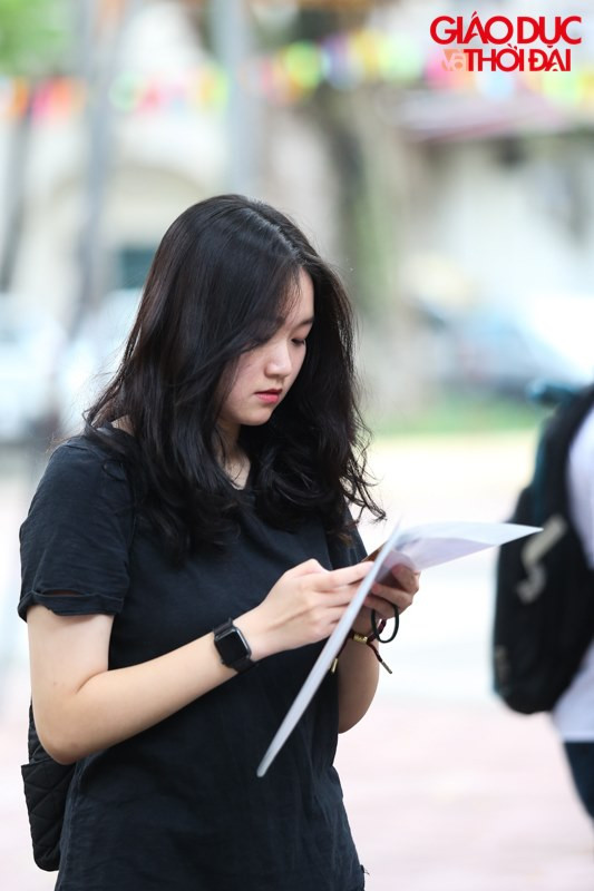 Dù ở bất kỳ địa điểm thi nào cũng dễ dàng bắt gặp hình ảnh những nữ sinh áo trắng với vẻ đẹp mộc mạc, trong sáng. Ảnh: Góc nghiêng thần thánh đây chứ đâu. Dù ở bất kỳ địa điểm thi nào cũng dễ dàng bắt gặp hình ảnh những nữ sinh áo trắng với vẻ đẹp mộc mạc, trong sáng. Ảnh: Góc nghiêng thần thánh đây chứ đâu.