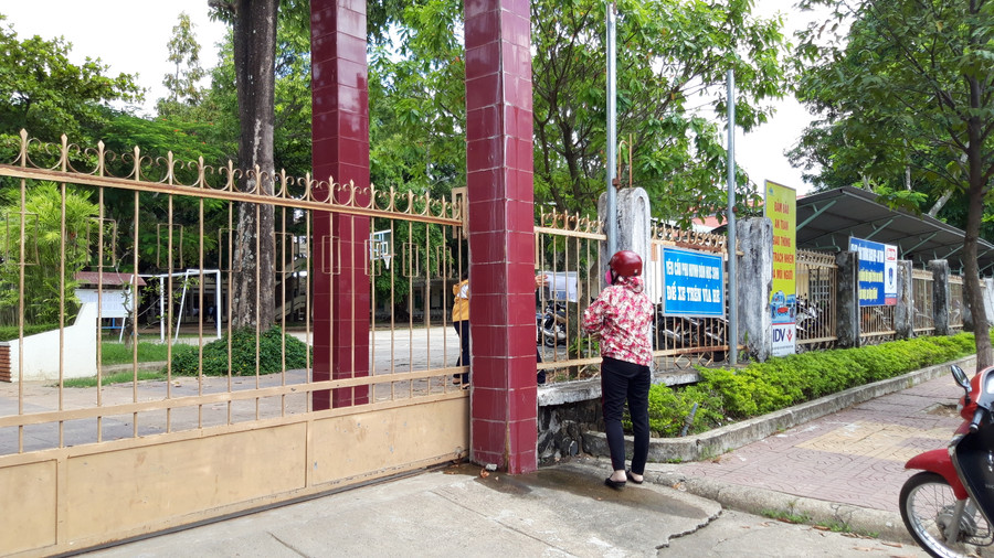 Nhiều thí sinh quên mang theo giấy tờ khiến phụ huynh vội vã về nhà lấy Nhiều thí sinh quên mang theo giấy tờ khiến phụ huynh vội vã về nhà lấy