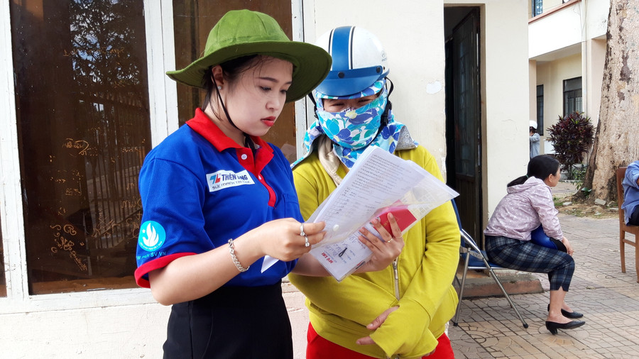 Thanh niên tình nguyện hỗ trợ thí sinh và sĩ tử tại Kon Tum. Ảnh: Trúc Hân. Thanh niên tình nguyện hỗ trợ thí sinh và sĩ tử tại Kon Tum. Ảnh: Trúc Hân.