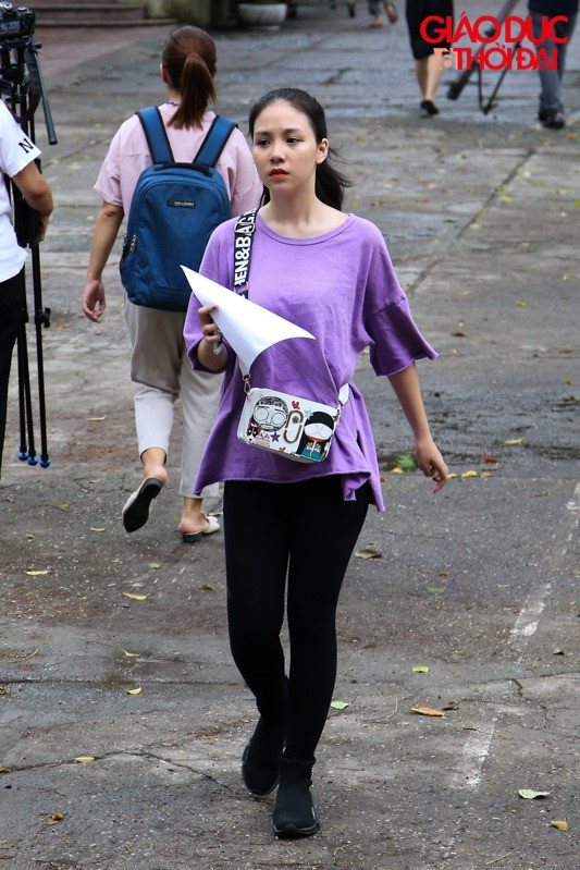 Chỉ cần tô một chút môi son, nữ sinh này đã thu hút mọi ánh nhìn. Chỉ cần tô một chút môi son, nữ sinh này đã thu hút mọi ánh nhìn.