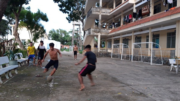Trước ngày thi một hôm các sĩ tử tham gia các trò thể thao, vận động để có sức khỏe tốt hoàn thành kì thi. Ảnh: Trúc Hân