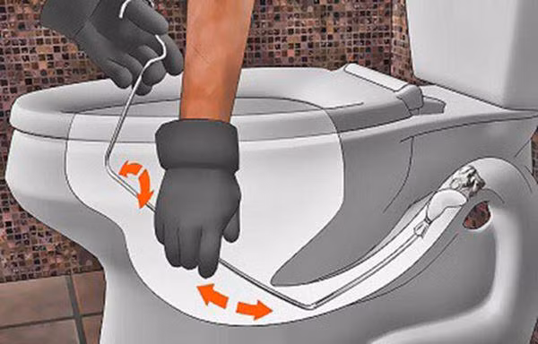 mang coc muoi do vao bon cau, 5 phut sau chong goi vo vao xem dieu dac biet - 3